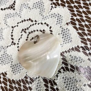V i n t a g e • Seashell heart pendant